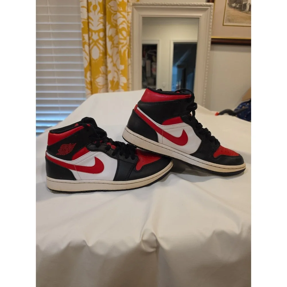 Jordan 1 Mid| Nike | Bred Toe | Size 8.5 | Pre-loved-great Condition